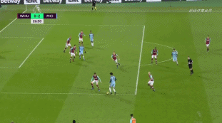 拓记：克林根争抢篮板后一瘸一拐走向替补席，赛前左小腿就有挫伤