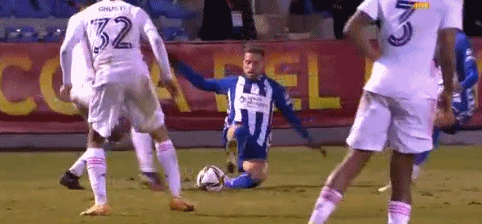 致敬CP3！快船主场球迷之墙摆满了保罗“空接之城”时期的球衣