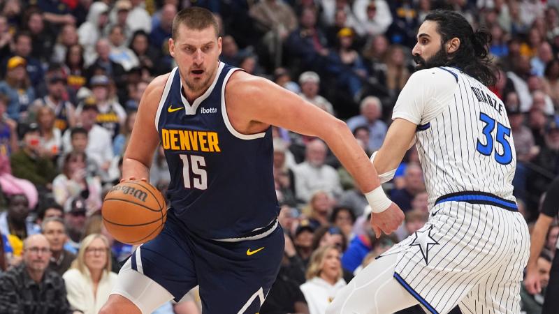 成都蓉城教练组现场观战中韩战，徐正源、金亨镒在场